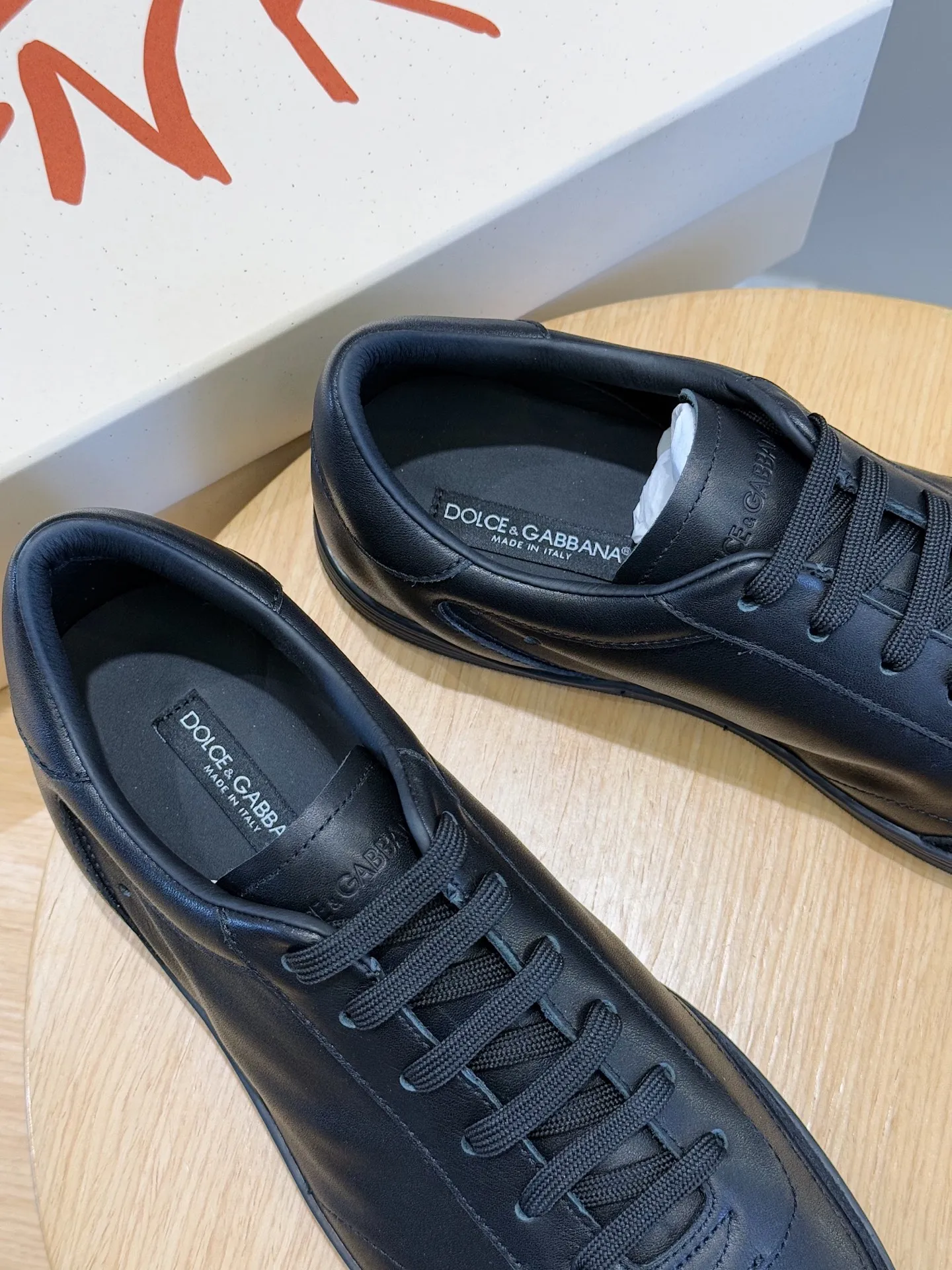 Men's Men's Shoes💰400 [New Style]🐏🐏DG men's calfskin sneakers Portofino Yacht shoes, simple and versatile design, unique saddle leather soles. The Dolce &G logo rear wing is the icing on the cake. Imported cowhide + rubber outsole Size: 39-44 (customized at 38.45)